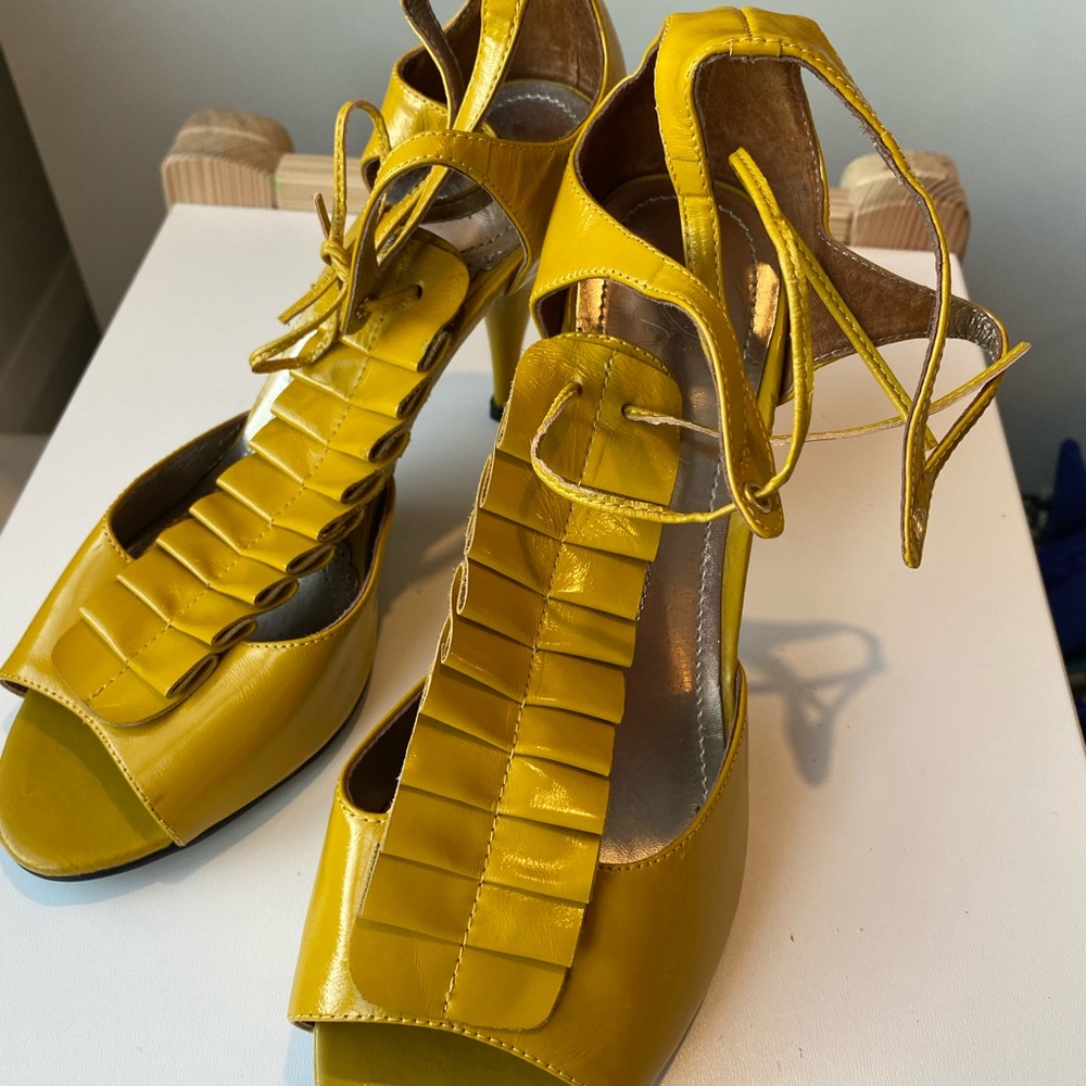 Beautiful high heels size euro 39, us 8,5